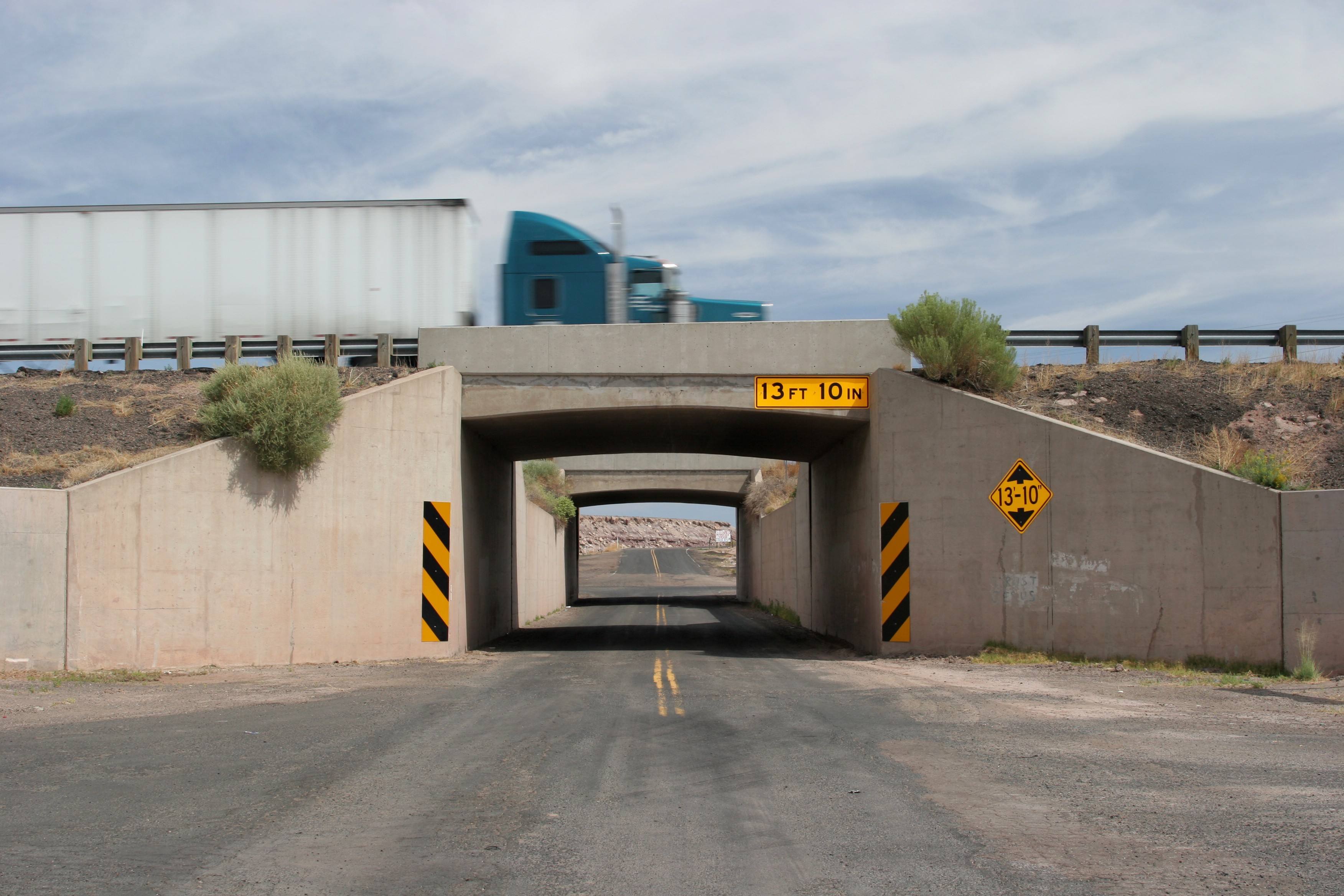 Lorry Rtc Bridge Safe Passage: What To Do at Railroad Crossings and Low Bridges - Penske ...