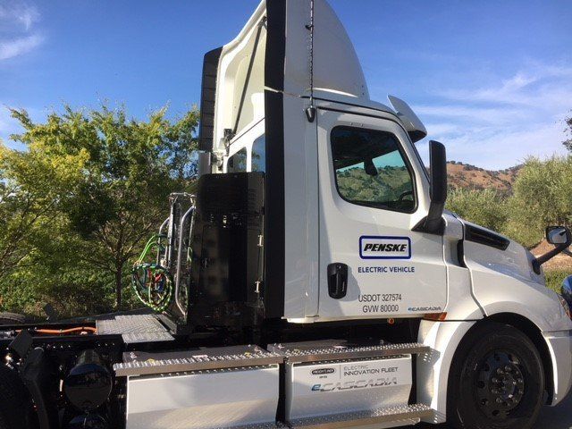 Penske Truck Leasing Received Battery-Electric Class 8 eCascadia Truck from Daimler