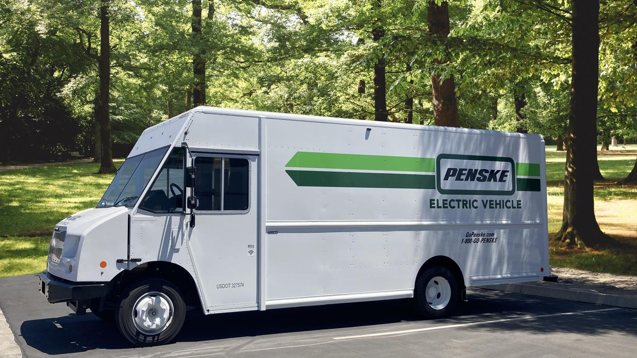 Penske Truck Leasing has increased the size of its electric truck fleet with the addition of a pair of MT50e all-electric walk-in vans from Freightliner Custom Chassis Corp. Penske has delivered these trucks to customers in the healthcare field.